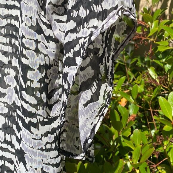 Anthropolgie Sunday in Brooklyn Black & Gray Abstract Print Blouse. Medium. EUC! - Picture 3 of 5